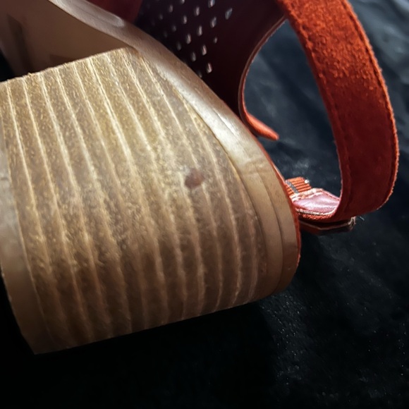 Marc Fisher Women's Brown and Red Sandals Size 8M Pre-owned. - Picture 8 of 10